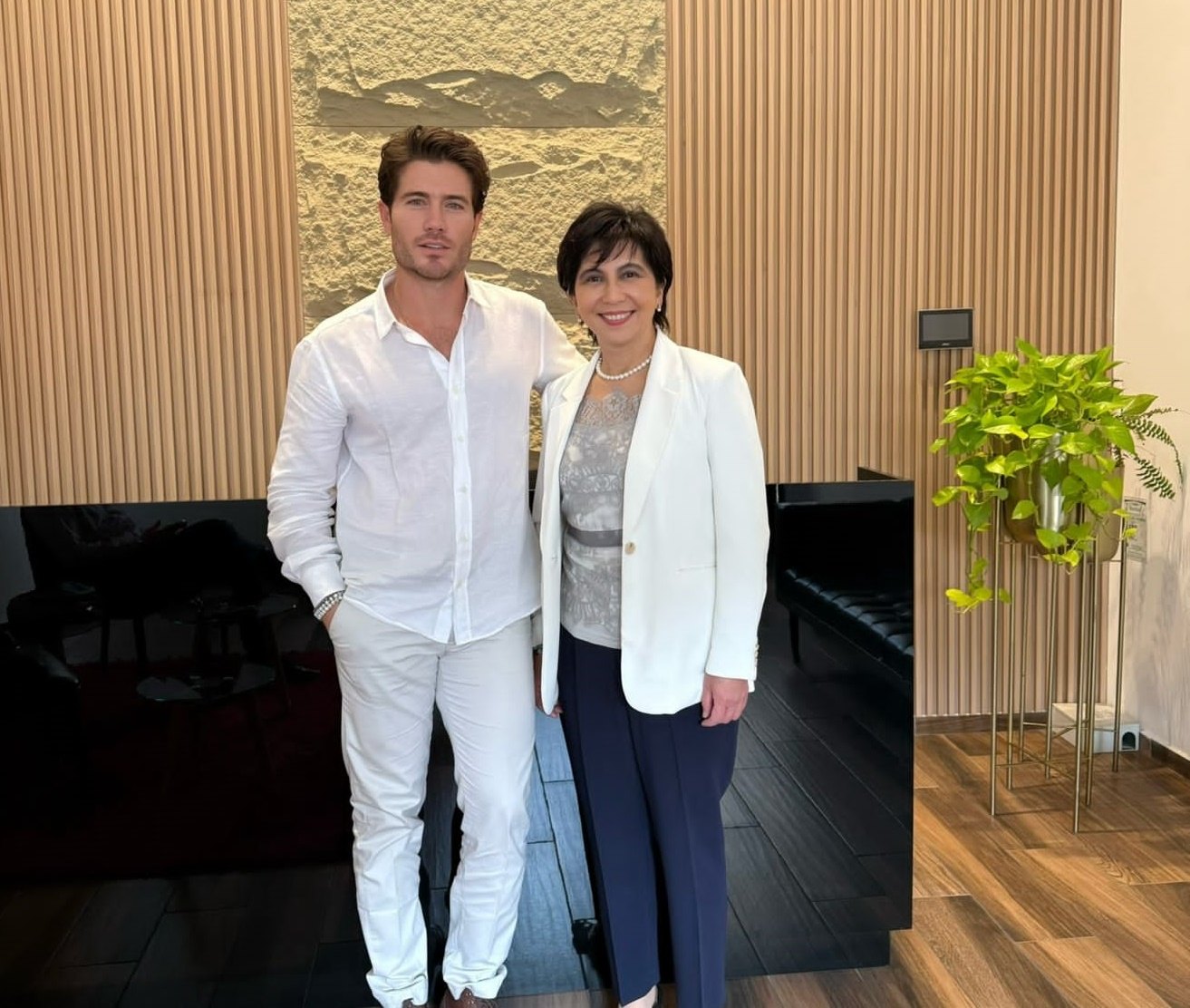 Omar Novelo with Dr. Mari Dezawa at the Neorgana clinic